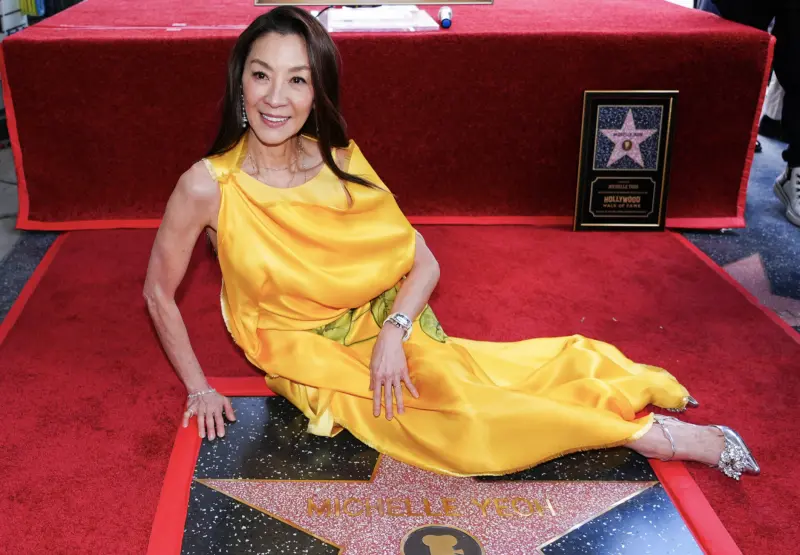 ▲楊紫瓊（如圖）在好萊塢星光大道摘星，致詞時感恩曾合作《臥虎藏龍》的導演李安，表示很謝謝他發現自己會演戲，今日她已從昔日的「打女」變成奧斯卡影后。（圖／美聯社／達志影像）