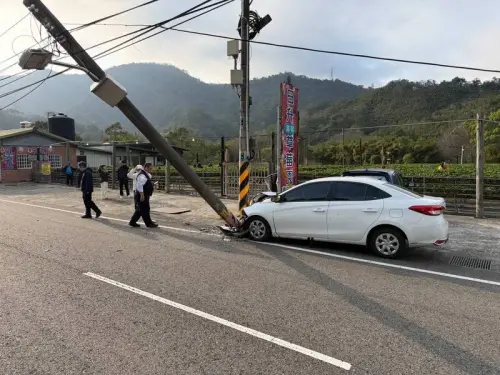 苗栗初二出事了！7旬翁載家人出遊失控撞電桿　車頭全毀4人送醫
