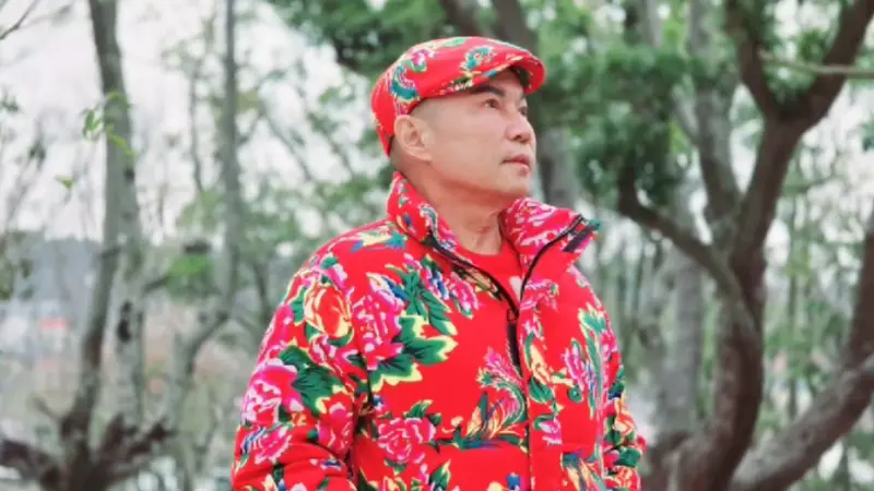 ▲竹北「吊車大王」胡漢龑擁4妻14子女，外界曾好奇他初二不知要回哪一位太太的娘家，對此他自己透露豪砸近140萬帶38人飛濟州島，帶全家人一同出國渡假，讓不少網友直呼：「超霸氣！」（圖／翻攝自臉書@啟德機械起重工程-股公司）