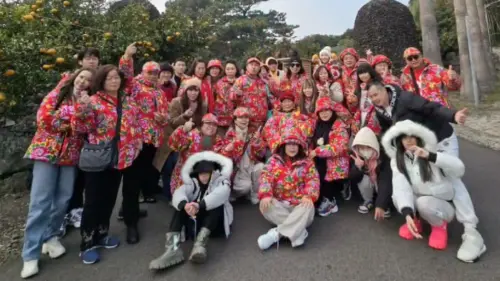 ▲吊車大王豪砸140萬帶全家38人出國旅遊，解決初二要回哪個娘家的世紀難題。（圖／翻攝自臉書@啟德機械起重工程-股公司）