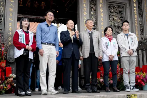 ▲民眾黨前主席柯文哲、民眾黨主席黃國昌、立委邱慧洳、北市議員參選人許甫、吳怡萱今日上午一同到萬華龍山寺走春拜年。（圖／吳怡萱競辦提供）