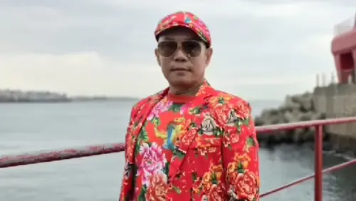 吊車大王喝醉發千鈔！1句吉祥話1000元　外甥女曝：這些不是紅包
