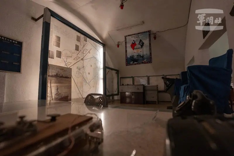 ▲戰情中心展區保留當年作戰指揮所使用的通聯設備與戰情資料。(圖／軍聞社提供)