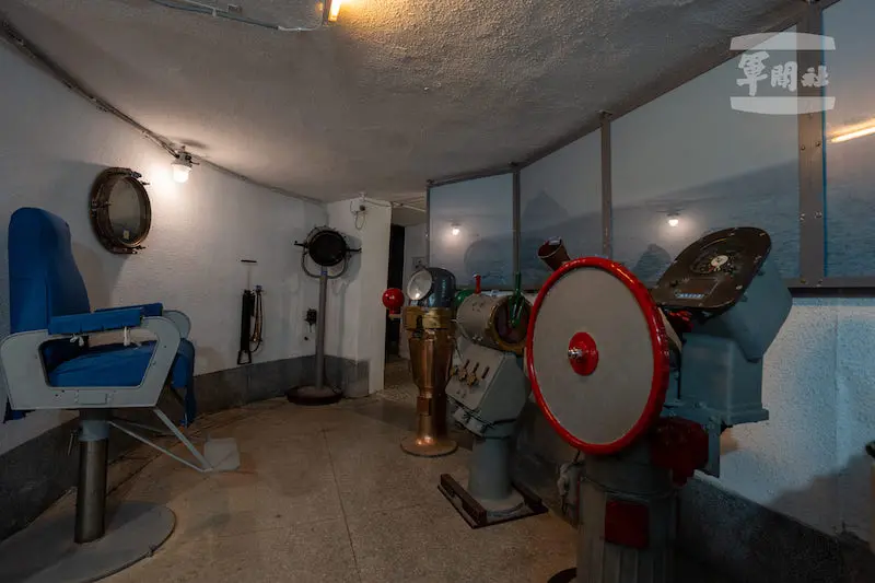    ▲駕駛臺區展示退役艦艇舵輪、俥鐘及相關設備。（圖／軍聞社提供）  