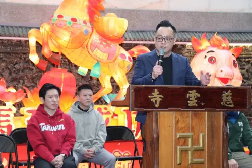 ▲行政院秘書長張惇涵（左）陪同基隆市長參選人、議長童子瑋參拜佛祖嶺慈雲寺。（圖／童子瑋辦公室提供）