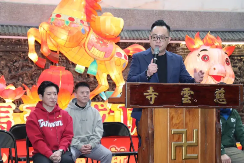    ▲行政院秘書長張惇涵（左）陪同基隆市長參選人、議長童子瑋參拜佛祖嶺慈雲寺。（圖／童子瑋辦公室提供）  