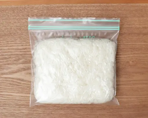 ▲大倉米鋪建議，保存時可以將米飯鋪在保鮮膜上，攤平後再密封包起來，最後放入夾鏈袋裡保存，放入冰箱冷凍即可。（圖／大倉米鋪臉書）