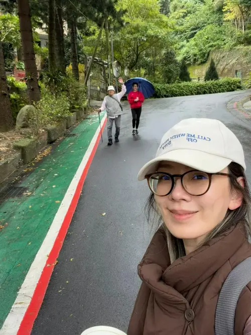 ▲Melody（前）農曆年陪年邁父母外出踏青，沒化妝的她，皮膚白到透光，找不到絲毫瑕疵。（圖／Melody Liu 殷悅臉書）