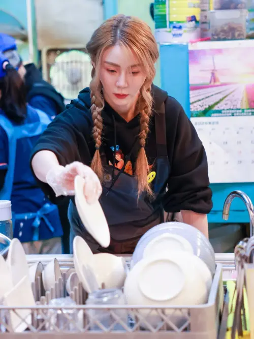 ▲短今初二回平溪家裡的餐廳幫忙。（圖／翻攝自短今IG@sammie_923）