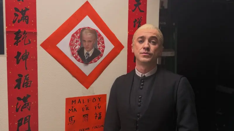 ▲電影《哈利波特》反派「跩哥馬份」變馬年吉祥物，釣出湯姆費爾頓本尊用中文拜年。（圖／Tom Felton IG@t22felton）