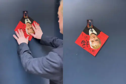 ▲▼湯姆費爾頓把「馬爾福到了」的春聯貼在舞台劇休息室的門上，還與自己的春聯合照，並寫下中文「新年快樂」跟影迷拜年。（圖／Tom Felton IG@t22felton）