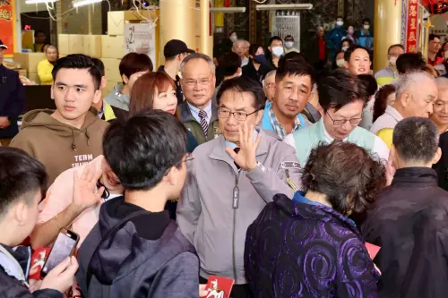 ▲ 台南市長黃偉哲偕同副總統消美琴前往台南開基玉皇宮走春參拜祈福，並發送總統府一元福袋。（圖／南市府提供）