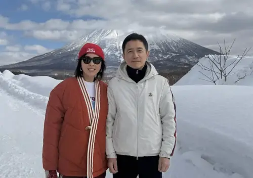 ▲劉嘉玲（左）與梁朝偉（右）到日本過春節，合照中梁朝偉仍然只有含蓄微笑，被香港媒體稱是「社恐影帝的正常發揮」。（圖／摘自 IG@carinalau1208)