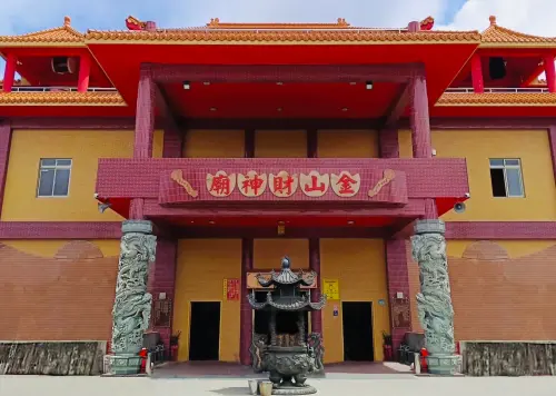 ▲金山財神廟座落於新北金山、萬里交界，主祀五路財神，地理上位於「虎耳穴」，是靈氣充沛的祈福勝地。（圖／金山財神廟臉書）