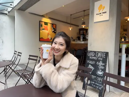 ▲李明璇笑說，自己平常行程滿檔，難得在春節午後坐下來喝杯咖啡，看著窗外林蔭與散步的人群。（圖／李明璇提供）