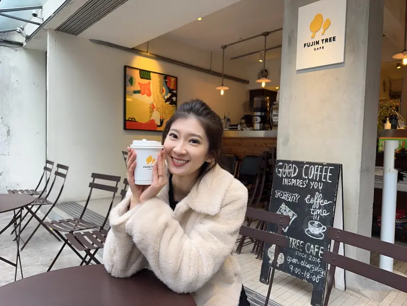    ▲李明璇笑說，自己平常行程滿檔，難得在春節午後坐下來喝杯咖啡，看著窗外林蔭與散步的人群。（圖／李明璇提供）  