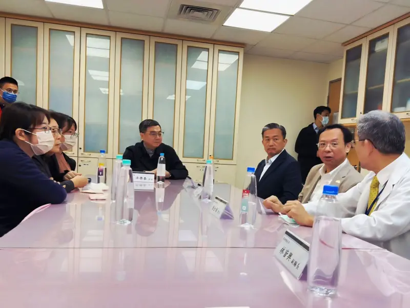 ▲行政院長​卓榮泰代表賴清德總專程來到醫院探視陳光復。(圖／翻攝自陳光復Chen Kuang-fu臉書)