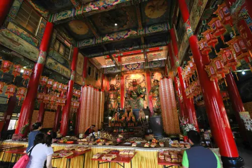 ▲高雄關帝廟歷史優久的寺廟，主祀關聖帝君關羽，配祀註生娘娘及福德正神，另有文昌殿、財神殿及月下老人等神明，每年過年都會擠滿膜拜祈求好運平安的信徒。（圖／高雄旅遊網）