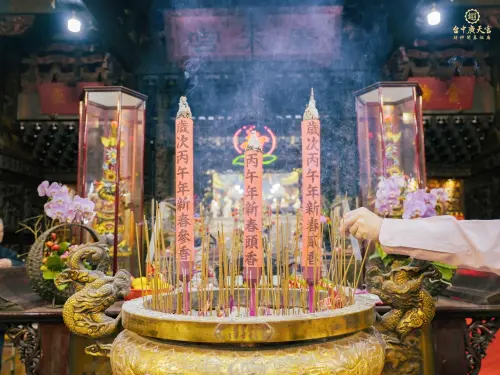 ▲每間財神廟參拜方式有些許差別，但大方向類似，建議事先詢問各大廟宇參拜順序，且謹記參拜時必須告知詳細個人資料，才能讓財神爺順利為你祈福。（圖／台中廣天宮 財神開基祖廟臉書）