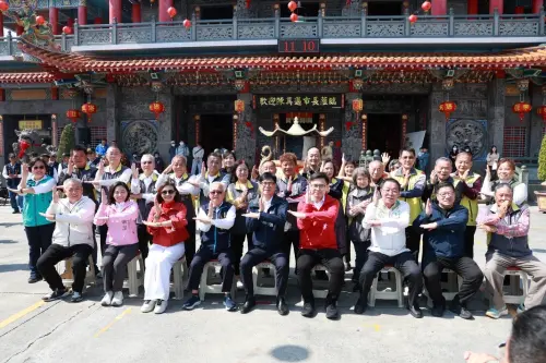 陳其邁走春發送開運小紅包　感謝中央及議會支持永安繁榮
