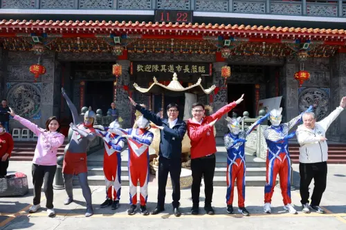 ▲ 陳其邁與精心準備與盛裝出席、精心裝扮成超人力霸王及手持畫作的民眾一一合影、簽名，現場洋溢新年喜悅及熱鬧氣氛。（圖／圖／高市府提供）