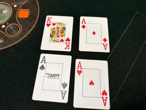 ▲射龍門每個人會輪流發兩張牌，兩張牌的間距就是龍門，例如AK就是2到Q都是射門成功；如果是對子則可以選上下。（圖/記者張嘉哲攝）