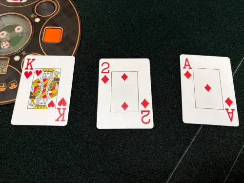 ▲當你喊出想要的底池金額之後，再翻一張牌看結果，如果是在龍門範圍的話就能奪得獎池，失敗的話則有不同的罰則。（圖/記者張嘉哲攝）