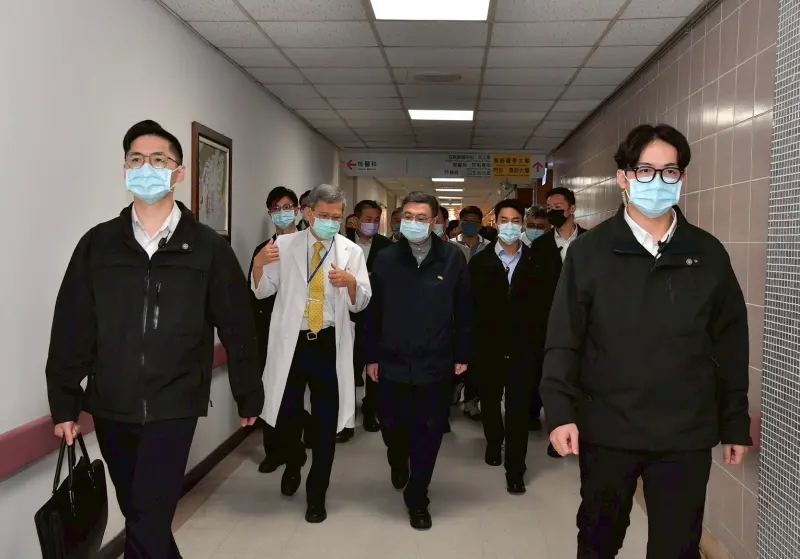 ▲卓榮泰今日特別赴高雄榮總探視縣長陳光復。（圖／行政院提供）