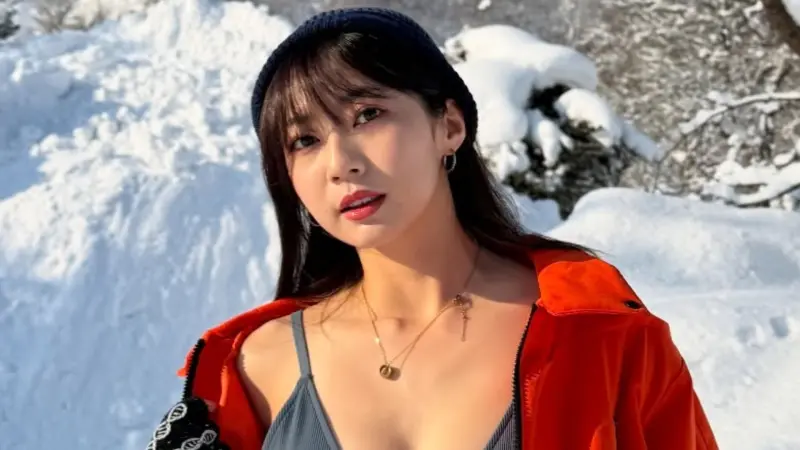 ▲慈妹雪衣拉鍊一拉開，裡頭只穿比基尼，逾3萬名粉絲眼睛大吃冰淇淋，直呼「大過年太有誠意」。（圖／慈妹IG@j.oycee377）