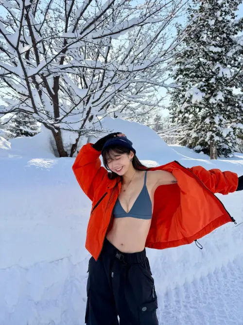 ▲▼慈妹外套拉鍊沒有拉，內搭僅穿一套鐵灰色的三點式泳衣，傲人上圍、深邃事業線和纖腰大方坦露，十分性感。（圖／慈妹IG@j.oycee377）