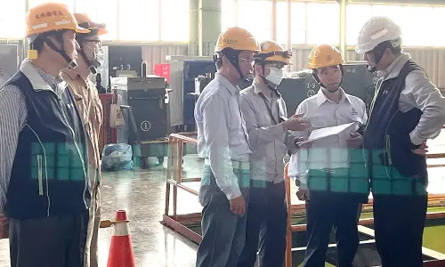 ▲台電水火力發電事業部副總經理孫禹華(右1)到大林發電廠視察慰勉新年期間值班維護的同仁，期穩定人員設備與供電安全。(圖／台電大林發電廠提供)