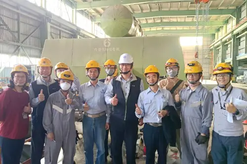 ▲台電水火力發電事業部副總經理孫禹華(前排中)到大林發電廠視察慰勉新年期間值班維護的同仁，期穩定人員設備與供電安全。(圖／台電大林發電廠提供)