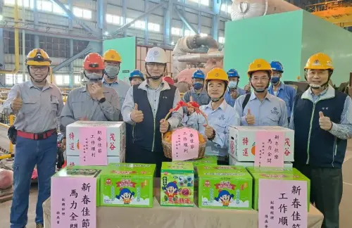 ▲台電水火力發電事業部副總經理孫禹華(前排中)到大林發電廠視察慰勉新年期間值班維護的同仁，期穩定人員設備與供電安全。(圖／台電大林發電廠提供)