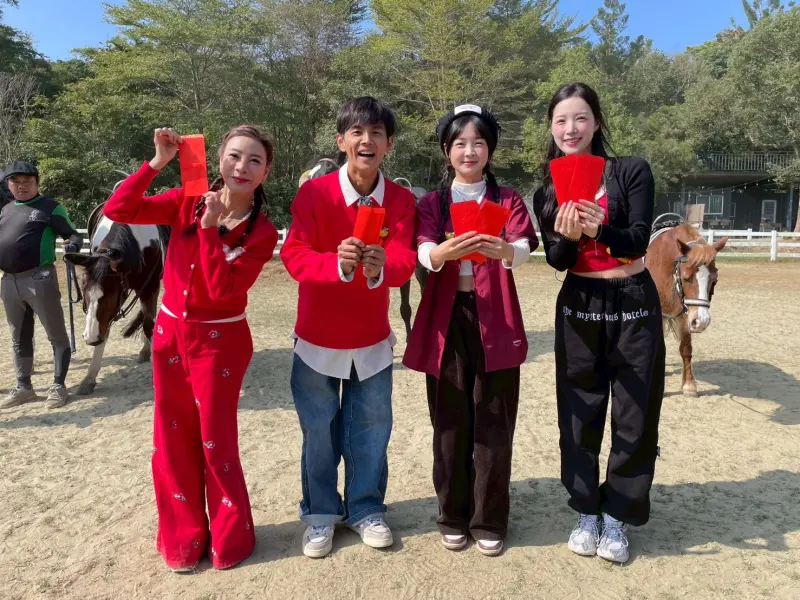 ▲韓籍啦啦隊女神李晧禎（右1）騎馬拜年，分享韓國過年會與家中長輩行大禮，長輩會給晚輩歲拜錢回禮。對此，楊繡惠（左1）拿出紅包，邊用韓語對李晧禎說新年快樂。（圖／民視提供）