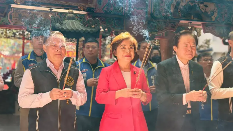 ▲年初三走春人氣旺，立委楊瓊瓔（中）赴烏日玉闕朝仁宮，與廟方幹部一同虔誠上香(圖／柳榮俊攝2026.2.19)