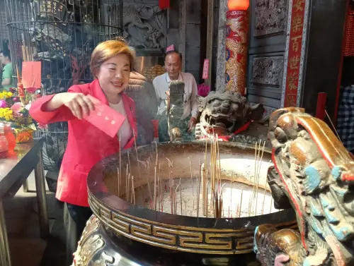 ▲立委楊瓊瓔獲贈財神爺加持的紅包，滿懷喜悅地在玉闕朝仁宮主爐上方「過火」祈福，祈求新的一年心想事成。(圖／柳榮俊攝2026.2.19)
