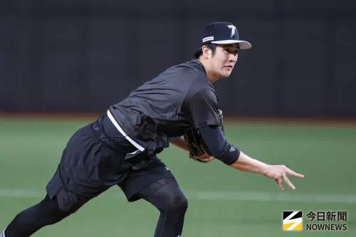 經典賽／中華隊「黑馬」報到！20歲張峻瑋首日先找35歲陳冠宇聊天
