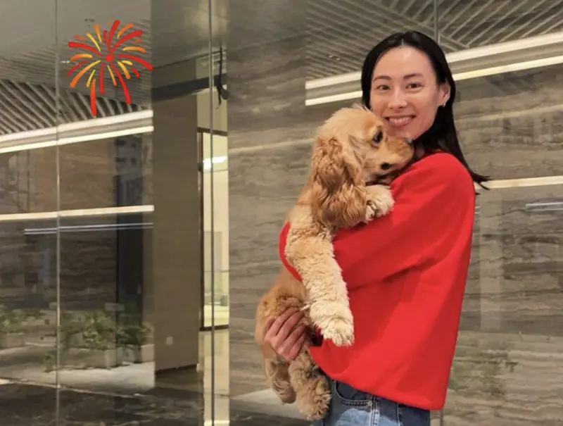 ▲梁洛施發布春節拜年圖文，她身後的500坪20億豪宅卻更超搶眼，香港媒體還形容內部空間寬敞如巨型商場，佔地至少500坪，讓她的凍齡美貌光芒都被遮掩。（圖／摘自  IG@isabella.leong）