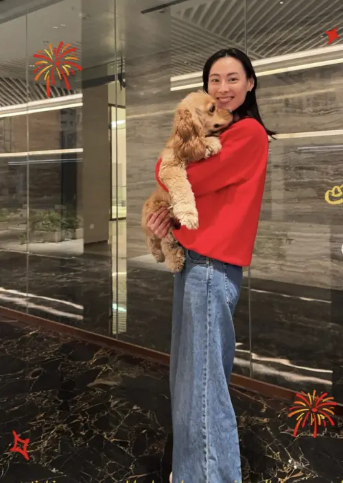 ▲梁洛施身後的一排落地玻璃搭配地上的黑色大理石，裝潢風格奢華，被形容像是巨型賣場的氣派。（圖／摘自 IG@isabella.leong）