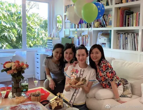 ▲梁洛施（右二）常在家中和友人聚會，除了屋內空間寬敞，屋外也有景色可欣賞。（圖／摘自梁洛施微博）