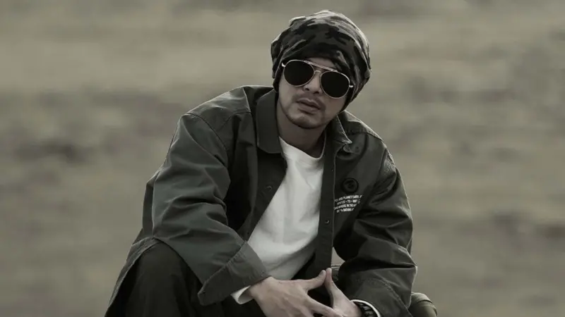 ▲黃明志（如圖）去年捲入謝侑芯的命案，導致工作全被取消，他到處找尋工作機會，並PO出「鬼才打工」系列影片，最新一集來到寵物美容店。另外，雪碧近日則爆料，黃明志和謝侑芯的關係「根本是交往中」，消息一出引發熱議。（圖／黃明志臉書）