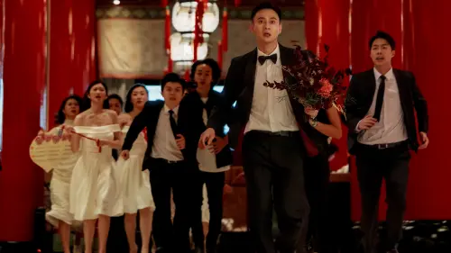 ▲劉冠廷《雙囍》面對新郎闖關突改「夾夾樂」，機智用丟捧花化解逃離。（圖／水花電影提供）（圖／水花電影提供）