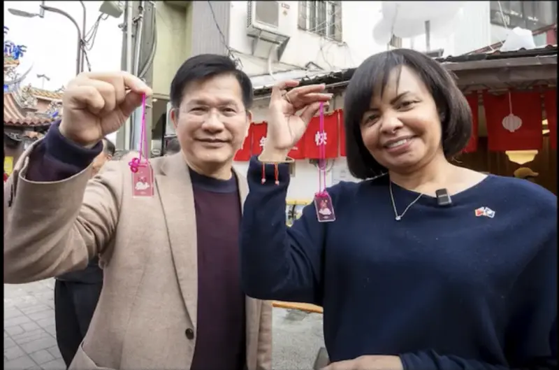 ▲林佳龍帶著貝里斯駐台大使梅凱瑟體驗台灣年味。（圖／翻攝自林佳龍臉書）