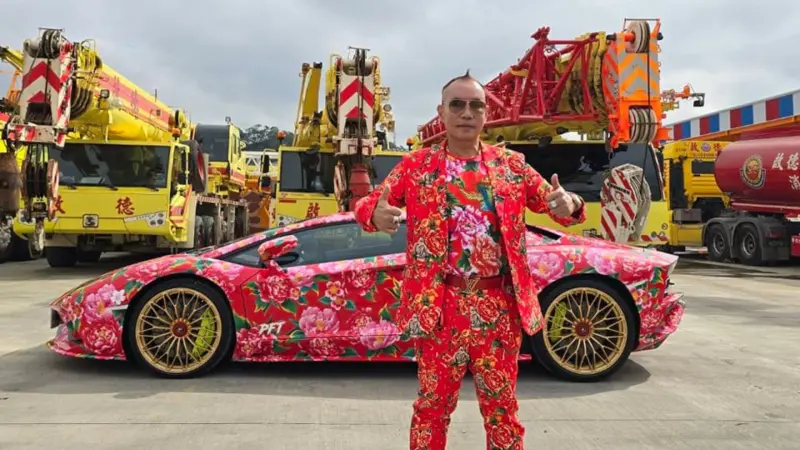 ▲「吊車大王」胡漢龑（如圖）身家百億，今天帶著家人到紫南宮祭拜，擲筊成功順利求回2隻金雞，他一現身吸引許多民眾搶拍。（圖／胡漢龑臉書）