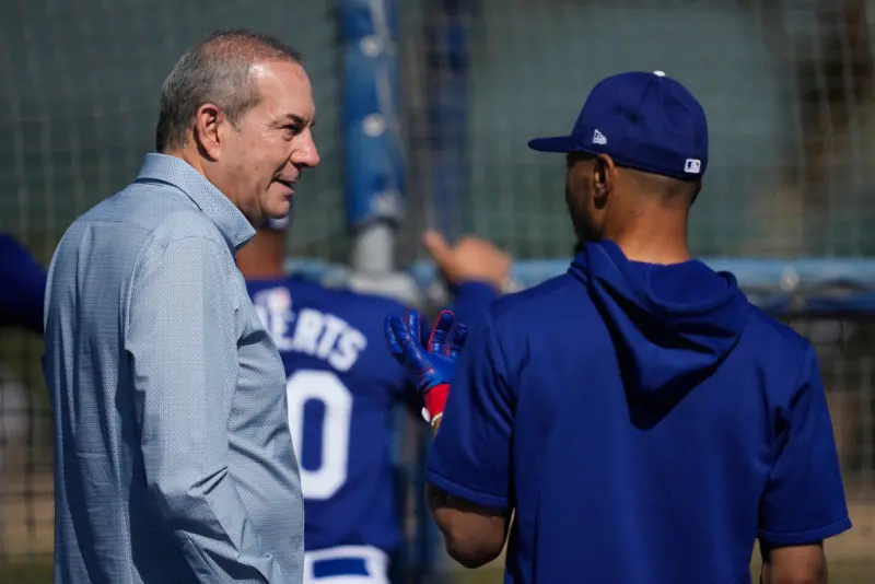 ▲今（20）日湖人球團更宣布重大人事任命，由道奇執行副總裁羅森（Lon Rosen）（圖左）接任商業營運總裁，象徵兩大洛城職業體育龍頭正式合流。（圖／美聯社／達志影像）