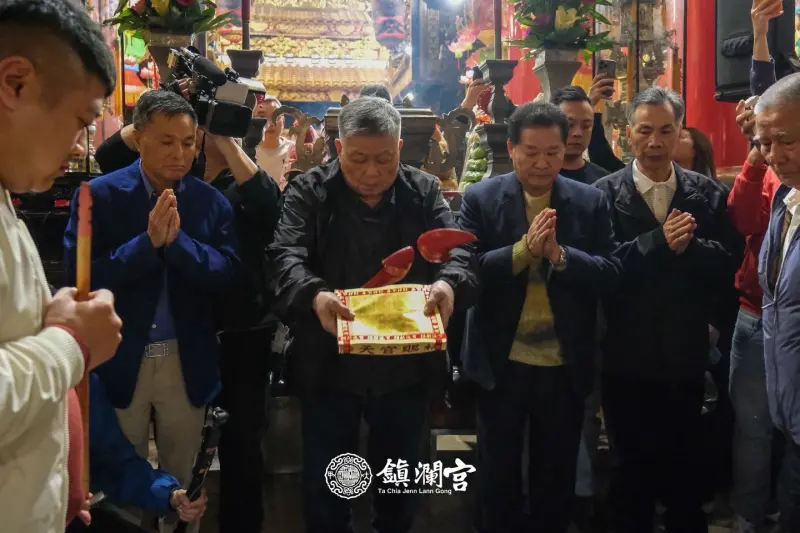    ▲大甲鎮瀾宮昨晚由鎮瀾宮董事長顏清標率董監事多次擲筊抽出四季籤。（圖／翻攝大甲鎮瀾宮臉書，2026.02.20）  