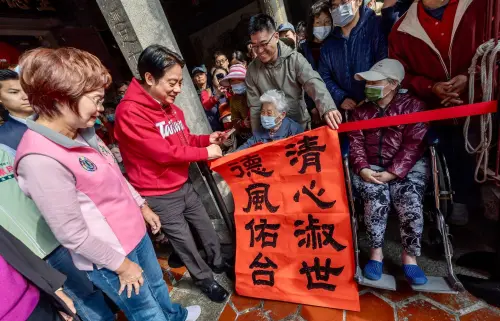 ▲103歲的鹿港人瑞阿嬤陳林李將自己寫的墨寶「清心淑世、德風佑台」送給賴清德。（圖／翻攝立委陳素月臉書，2026.02.19）