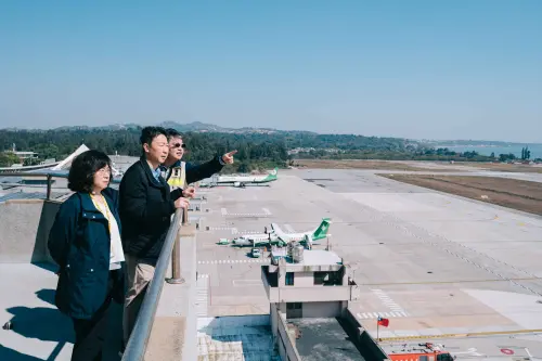 陳世凱金門航站炒「開陽白菜」暖心！交通部籲旅客托運撕掉舊貼紙
