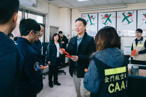 ▲交通部部長陳世凱慰勞金門航空站同仁。（圖／交通部提供）