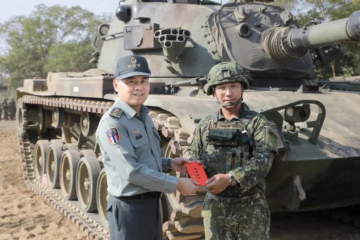 ▲陸軍司令呂坤修春節視導部隊，親切頒發加菜金，肯定官兵堅守崗位辛勞。（圖／陸軍司令部提供）